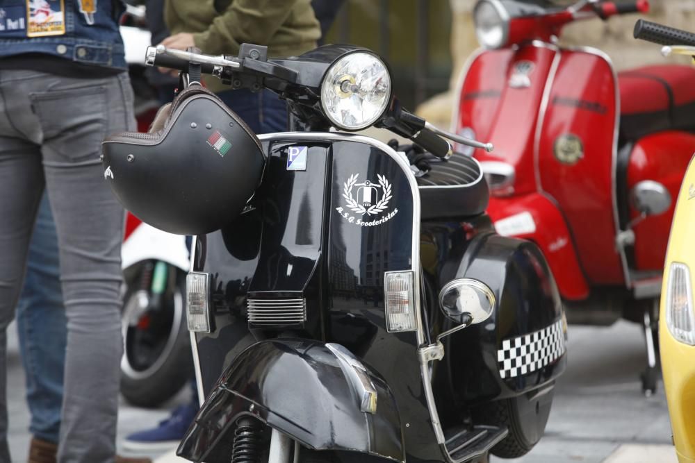 Concentración de Vespas y Lambretas en el Euroyeyé de Gijón