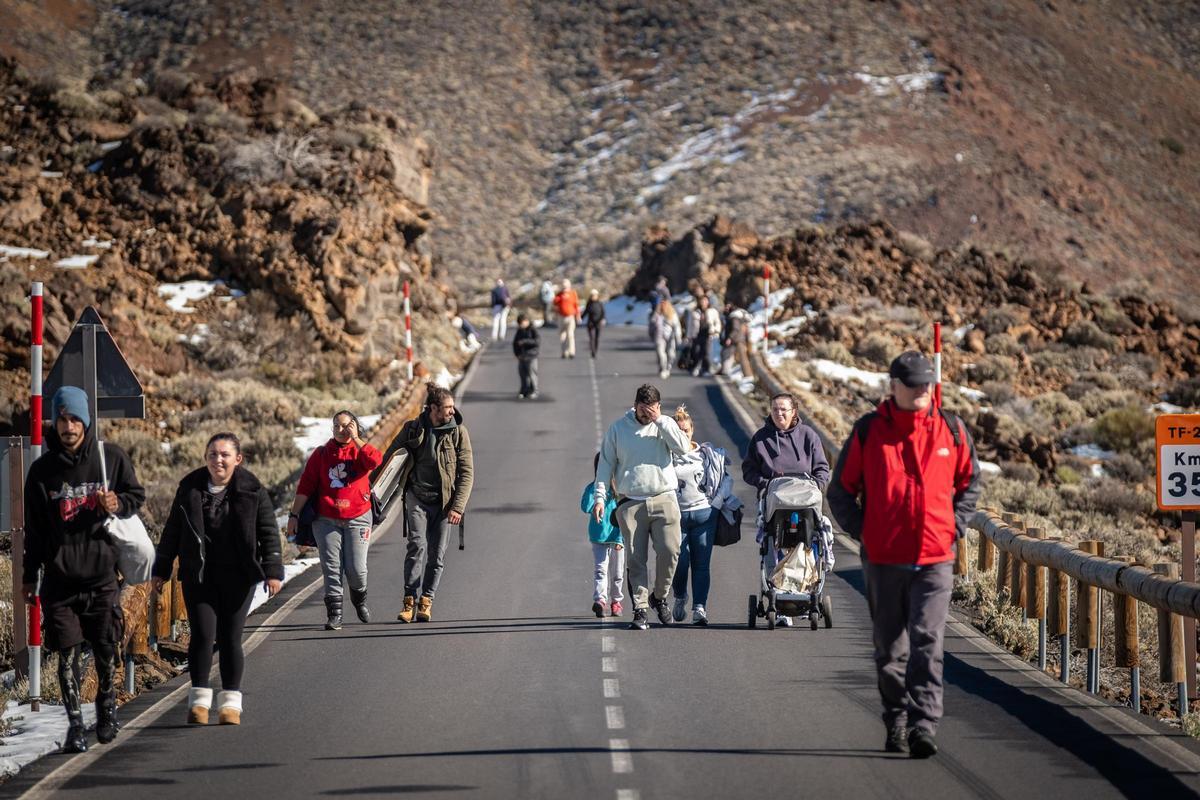 Gente en busca de la nieve en el Parque Nacional del Teide.