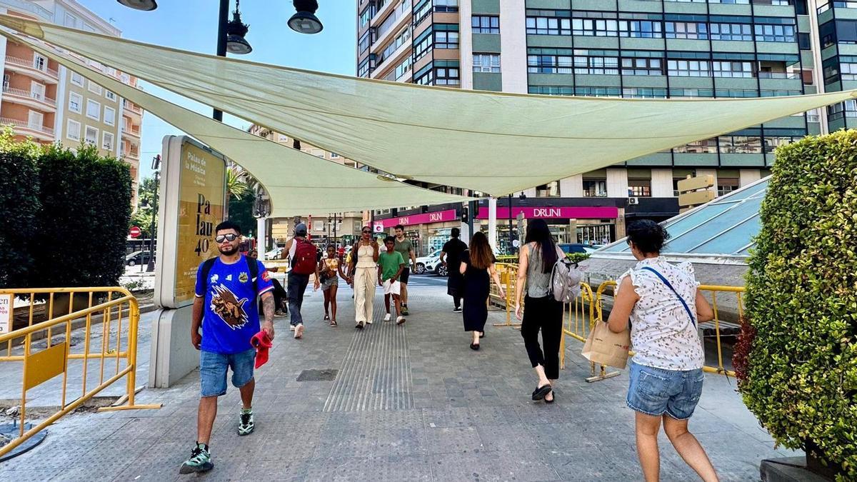 Los primeros toldos ya instalados en la plaza de España de València.