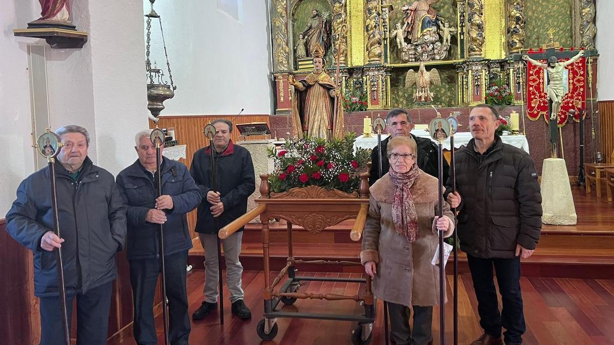 Los garroteros junto a San Blas, en Morales de Valverde. / E. P.