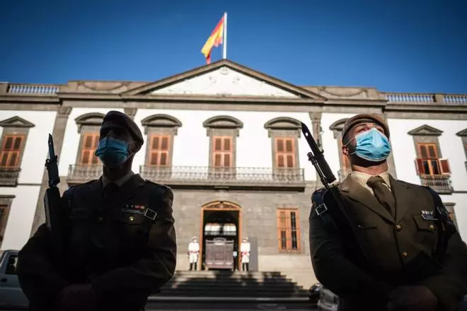 Acto mensual de izado de Bandera en la plaza Weyler