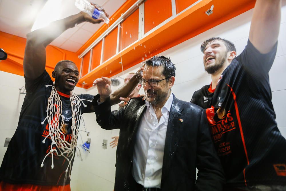 A mitad de junio el Valencia Basket se proclamó campeón de Liga por primera vez en sus 30 años de historia. El equipo de Pedro Martínez, a quien sus jugadores remojan en el vestuario, jugó la final que deseaban y sentenció la eliminatoria por la vía rápida. Ni siquiera quisieron esperar al quinto partido.