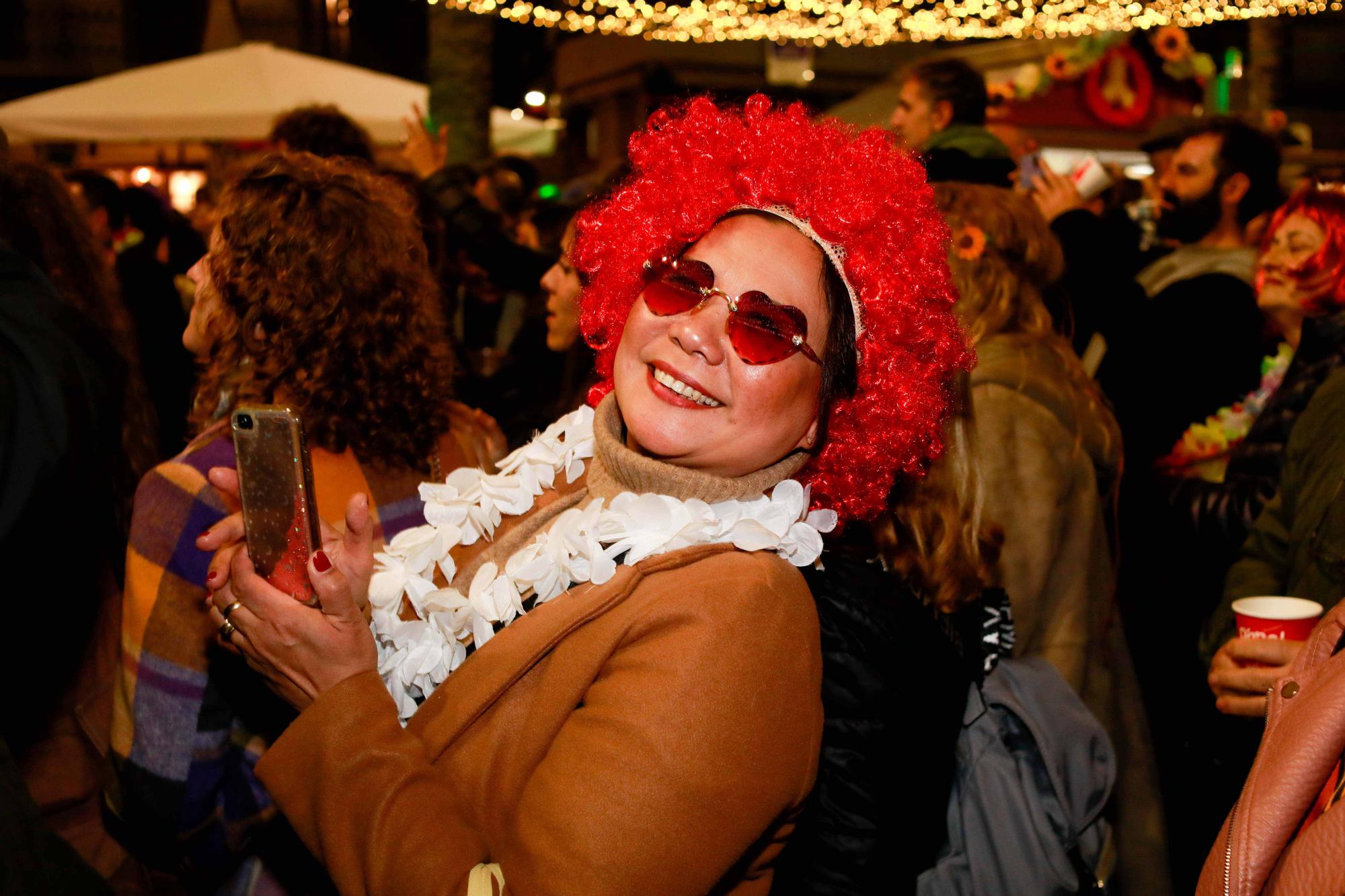 Encuéntrate en nuestra galería de fotos de la fiesta Flower Power de Sant Antoni