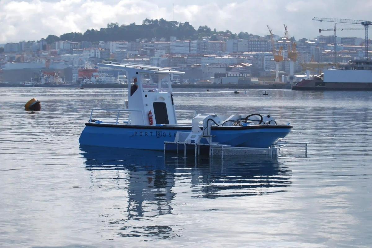 Una embarcación para limpieza fabricada por Zyon Galicia