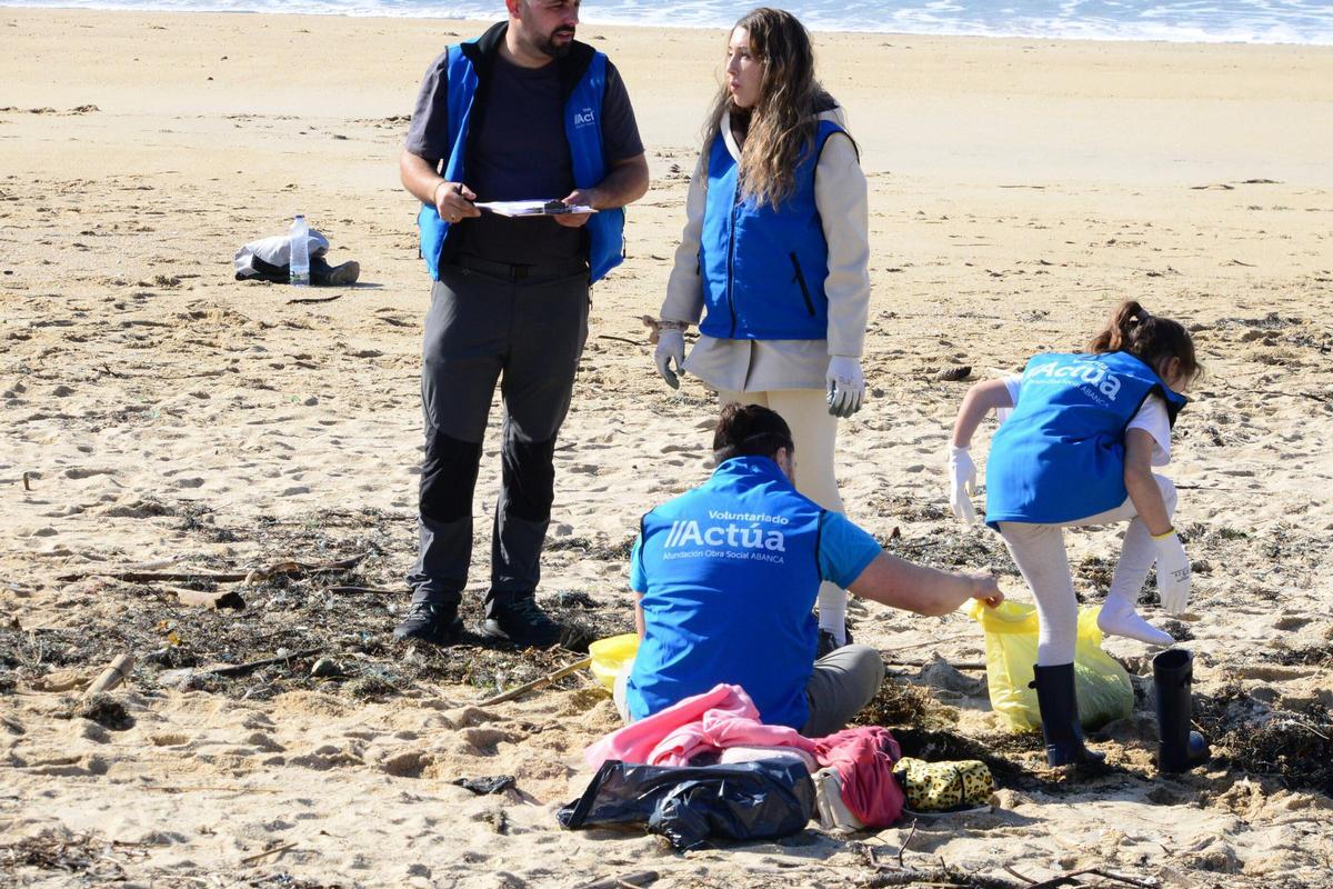 La limpieza de la playa de Area de Bon, en Bueu, en imágenes (I)