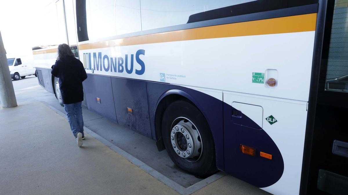 Un autobús destinado al transporte de pasajeros por carretera.