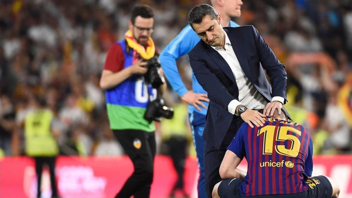 Valverde consuela a Lenglet después de la final de la Copa del Rey