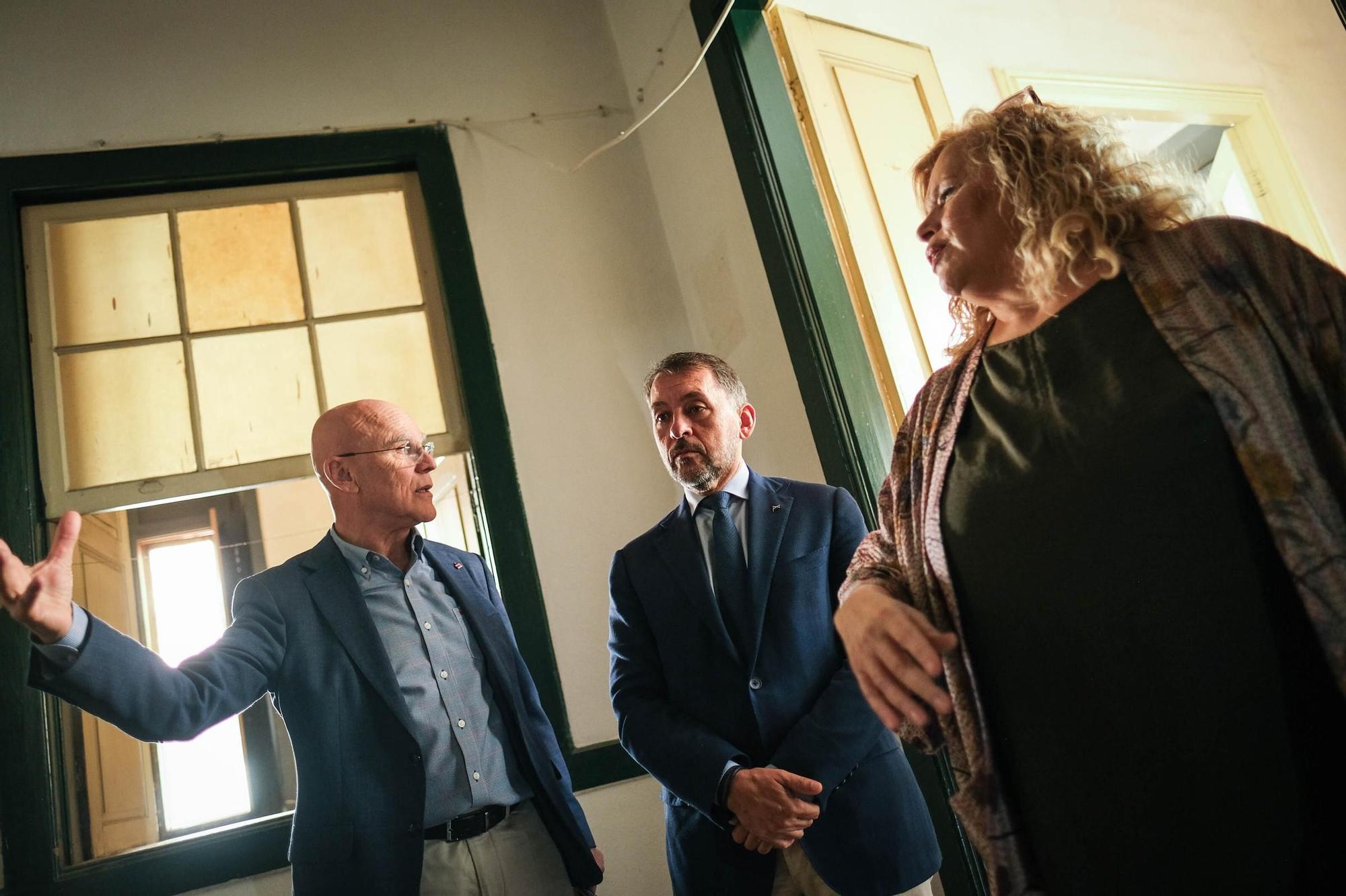 Visita al edificio cedido por Santa Cruz al Diputado del Común