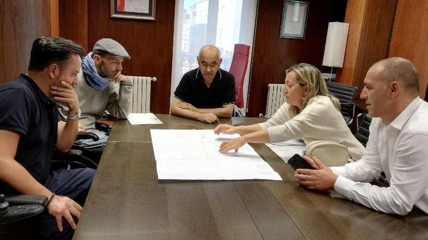 El teniente de alcalde Agustín Fernández, en el centro, se reunió con los colectivos implicados. // Faro