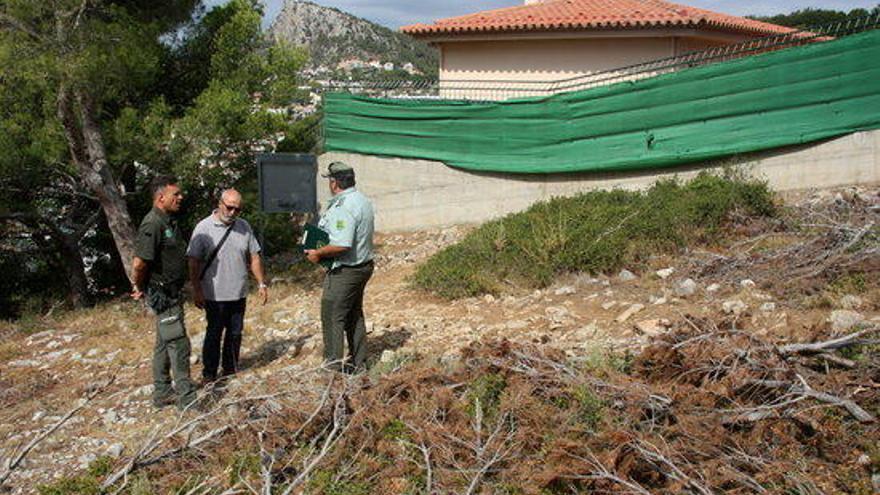 Agents rurals al costat d&#039;una franja de protecció.