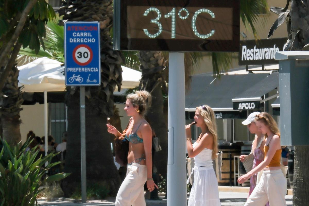 6/7/24, Malaga - .  Playas y Calor.   : .   (Fotografía: Gregorio Marrero/La Opinion)