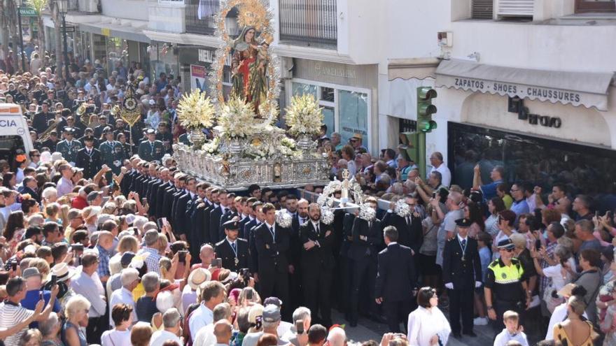 Imagen de la Virgen del Rosario Coronada, en procesión, por las calles de Fuengirola.