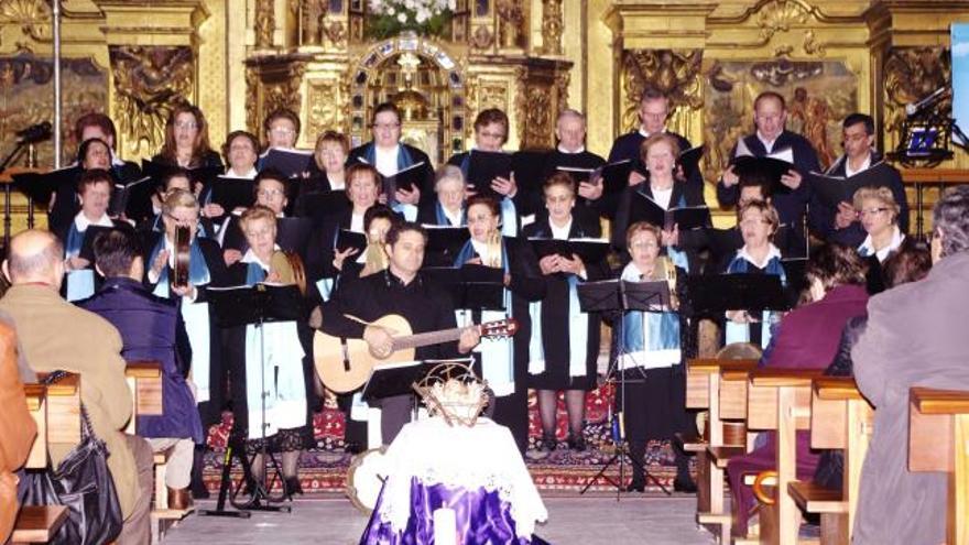 Componentes de la Coral Saucana, dirigida por Daniel Pascual, durante el concierto navideño en San Juan.