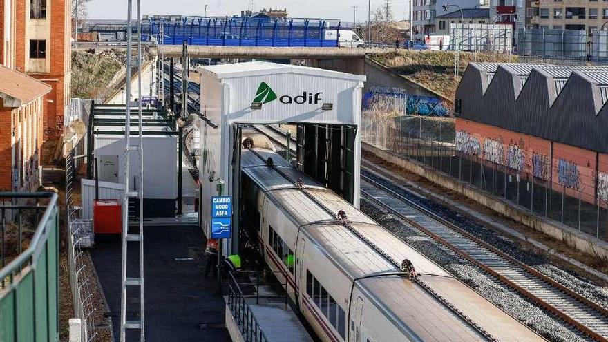 Uno de los trenes Alvia atrapados en el cambiador de ancho poco antes del mediodía de ayer.