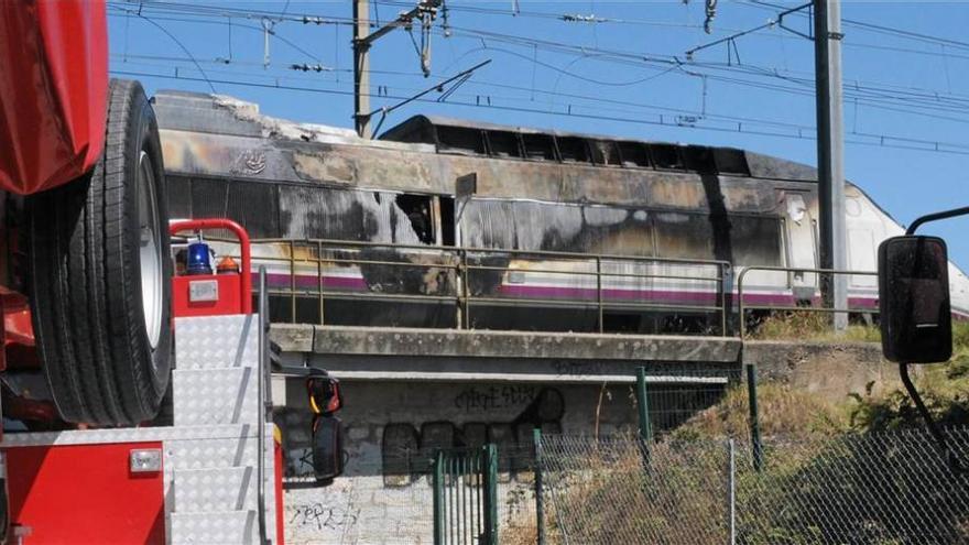 Desalojan un AVE debido a un incendio en una locomotora