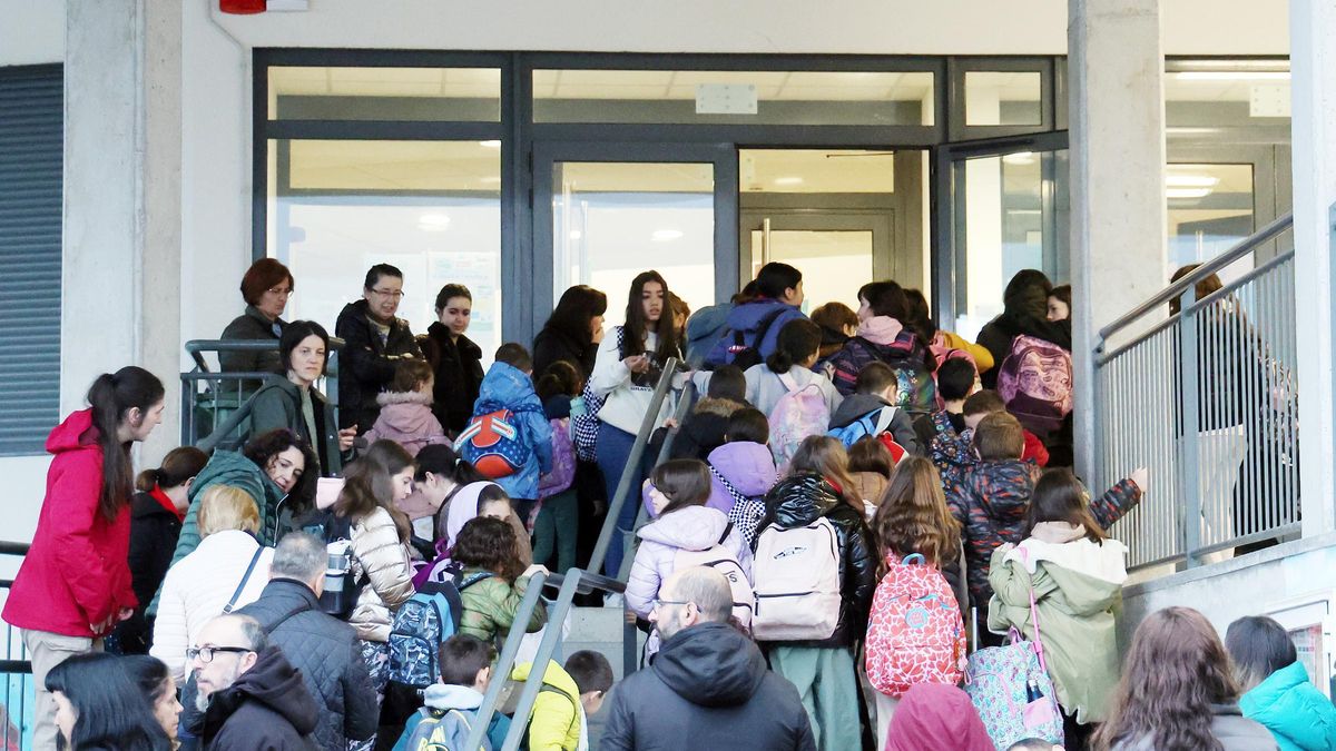 ALUMNOS  Y PADRES ENTRANDO EN EL COLEGIO.