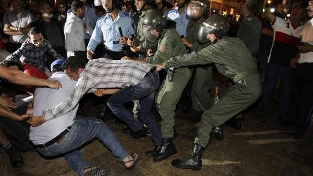Policías antidisturbios reprimen las protestas en Rabat, el viernes.