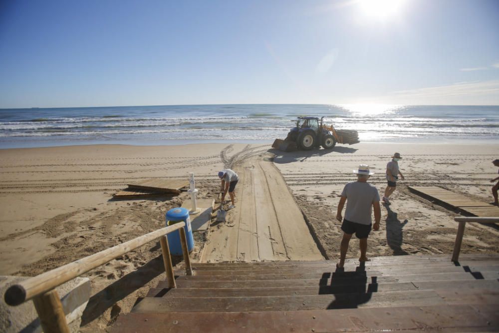 La tormenta destroza y engulle las playas de Valencia