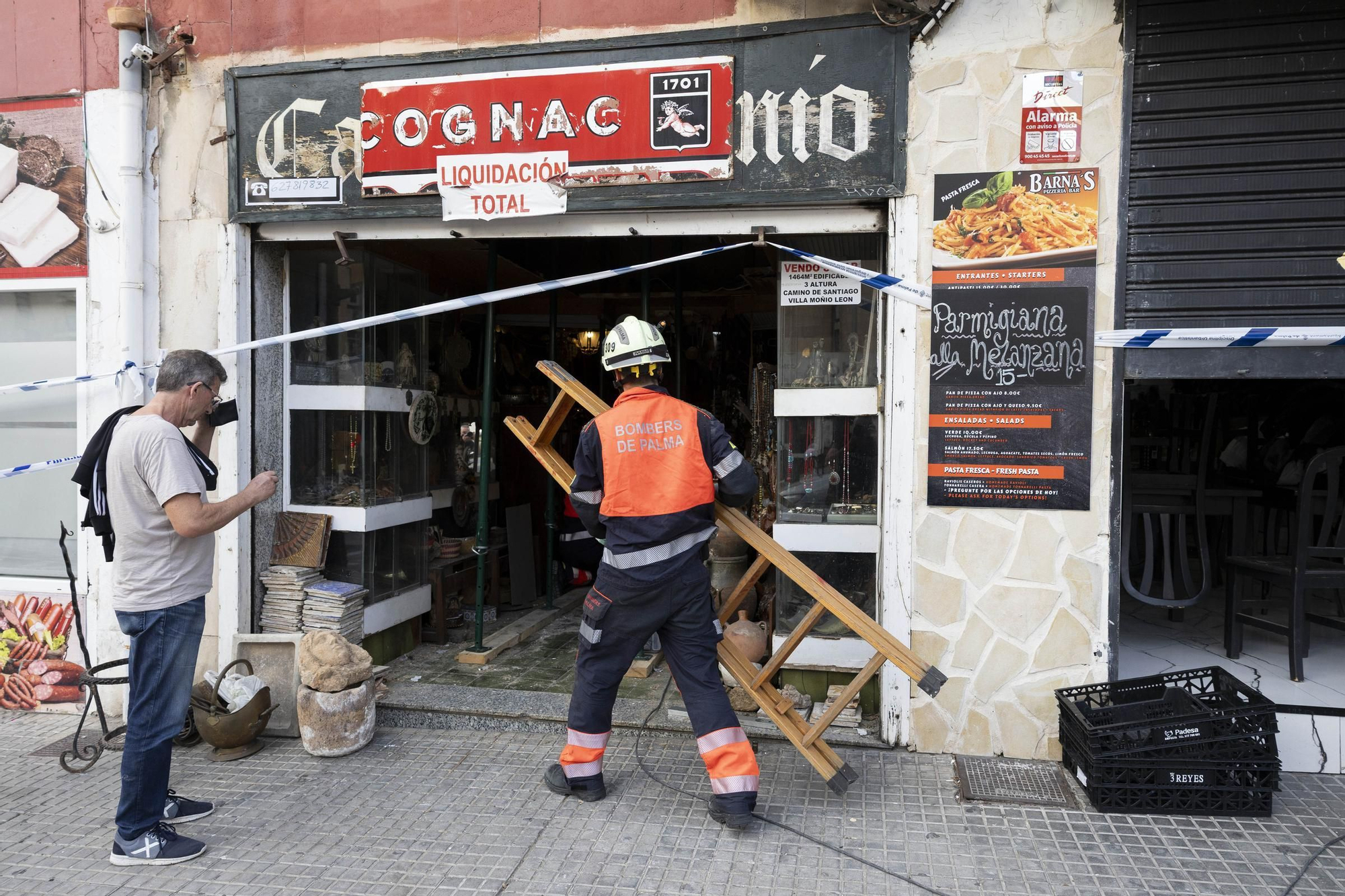 Precintan cinco locales comerciales y la terraza de un bar nocturno de Cala Major por riesgo de derrumbe