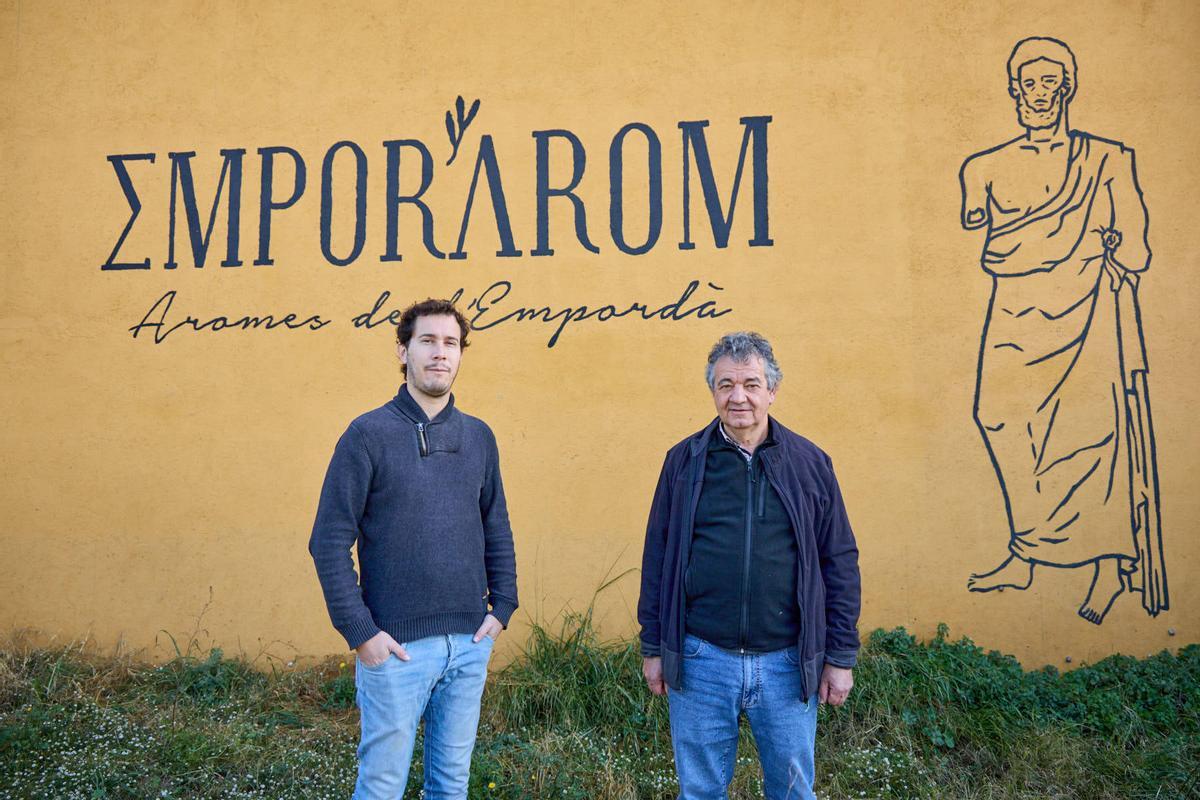 Guillem Castañé i Pere Coll a l'entrada del Camp dels Aromes, a Empúries.
