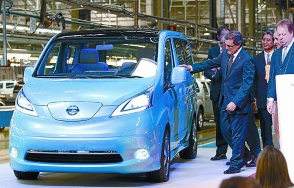 Artur Mas i els directius de Nissan, al costat de la versió elèctrica de la furgoneta NV200, a la Zona Franca. Artur Mas i els directius de Nissan, al costat de la versió elèctrica de la furgoneta NV200, a la Zona Franca.