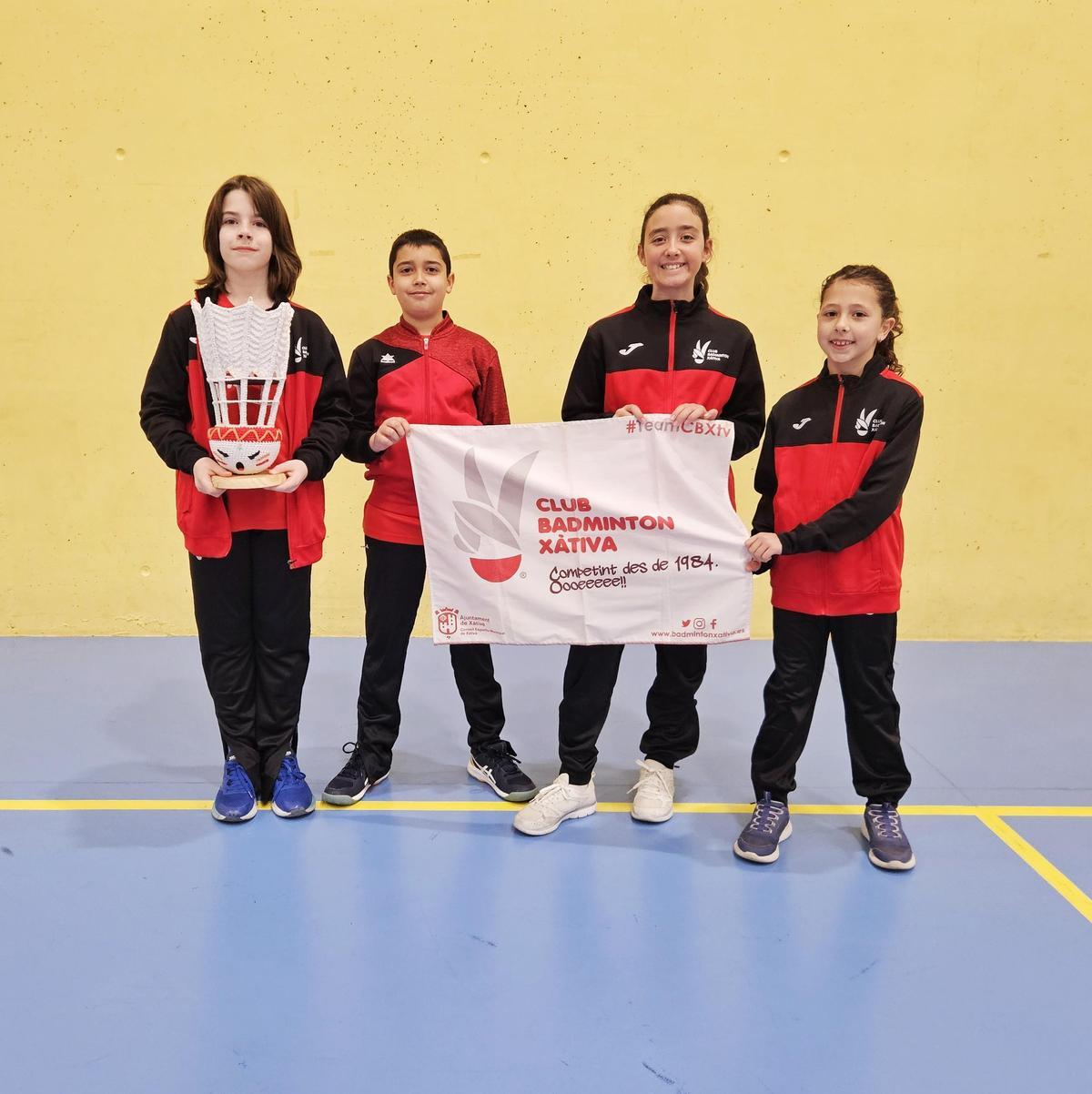 Deportistas del Bádminton Xàtiva en la jornada de los Jocs en València.