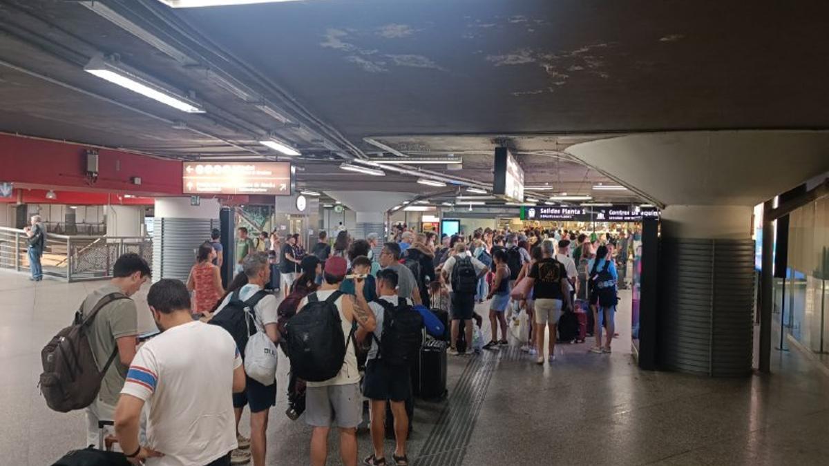 Resignación y sofoco entre los pasajeros dirección sur atrapados en Atocha:  Los pasajeros de Andalucía, que esperen 