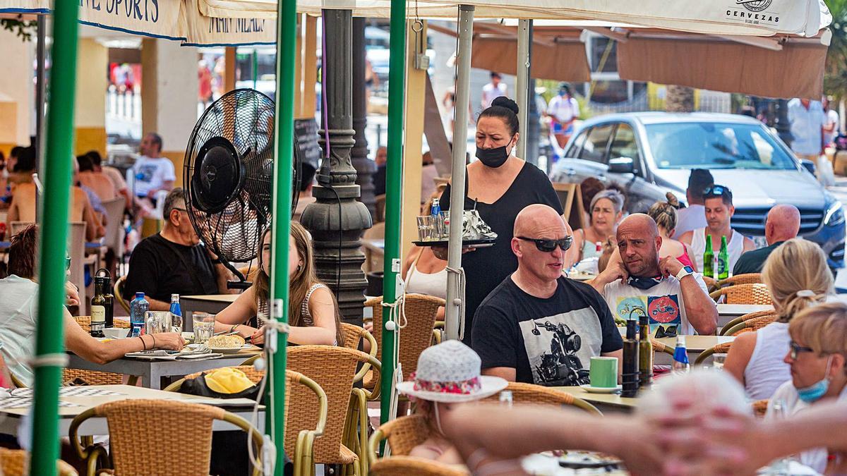 Terraza de un bar de Benidorm, sector  que ha sufrido un aumento de los costes del 40%. | DAVID REVENGA