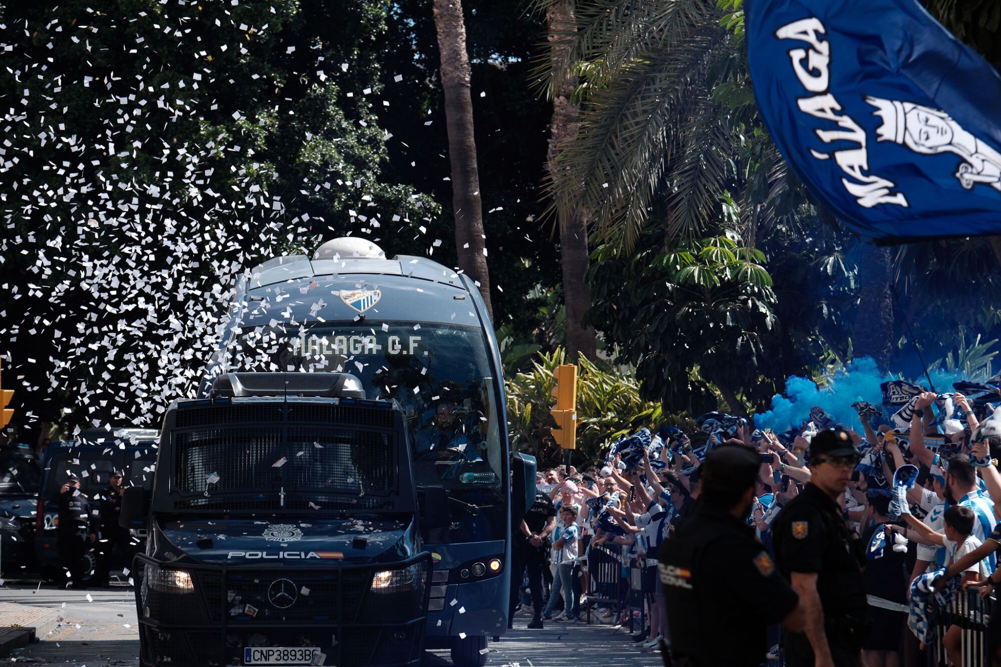 Recibimiento de la afición al Málaga CF antes del derbi regional contra el Granada en La Rosaleda