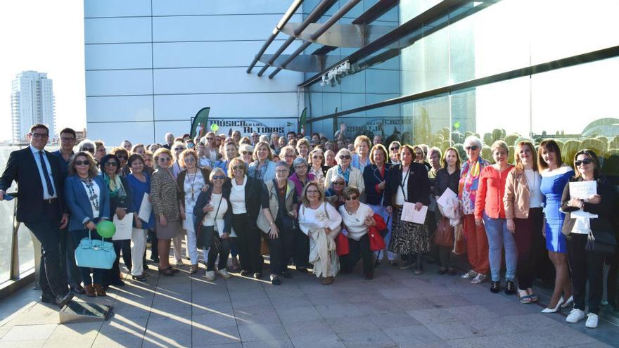 Todos los asistentes a la reunión en la terraza de El Corte Inglés Avenida de Francia.