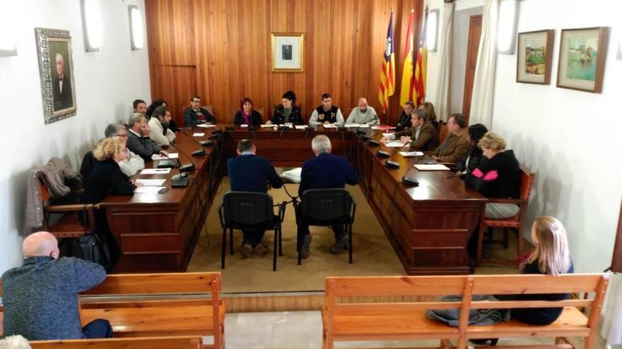 Imagen del pleno extraordinario de ayer, convocado debido a la solicitud que realizaron los grupos de la oposición: PP, ON y Més.