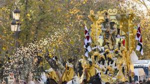 El Rey Baltasar en la cabalgata de los Reyes Magos de Sevilla, que ha recuperado este jueves el itinerario tradicional que la pandemia obligó a modificar y ha contado con 33 carrozas, de las que 13 son nuevas.