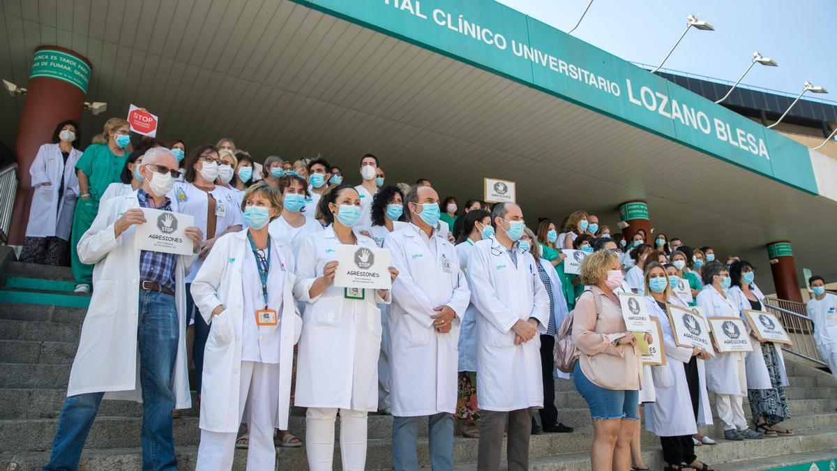 Protesta a las puertas del hospital Clínico de Zaragoza contra las agresiones a sanitarios.