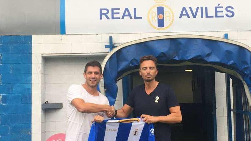 Álex Vázquez con Alan Menéndez (director deportivo del Avilés) .