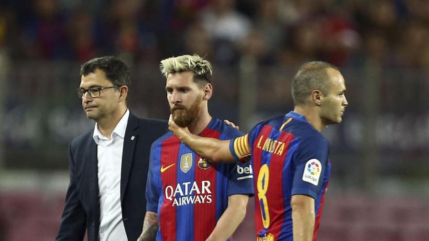 Iniesta consola Messi en presència del metge del Barça