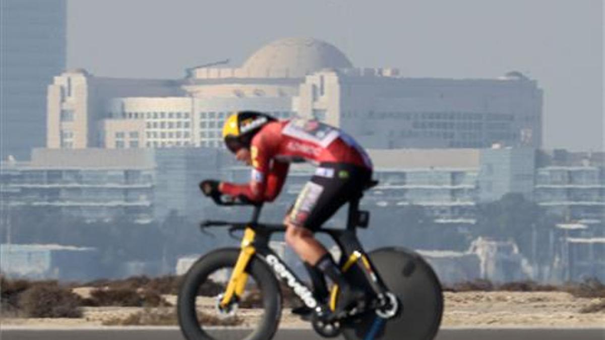 Tadej Pogacar pedalea durante la segunda etapa del Tour en bicicleta por los EAU