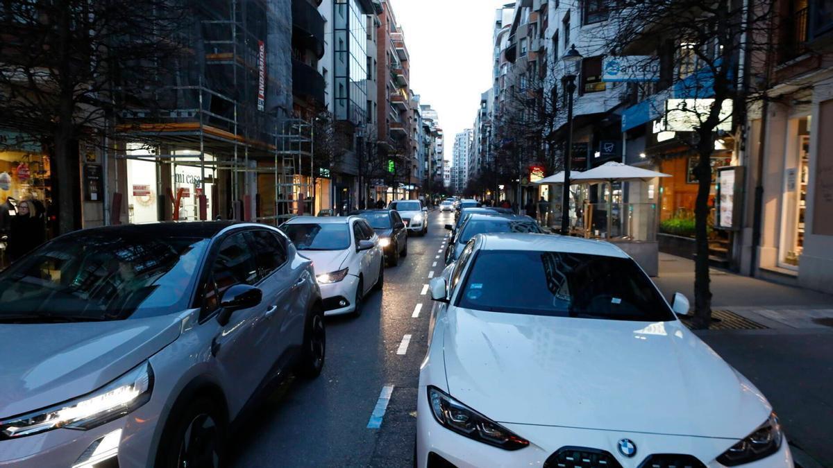 La DGT se pone seria y ya prohíbe aparcar en paralelo en ciudad: multas de 200 euros y la Guardia Civil busca a los conductores