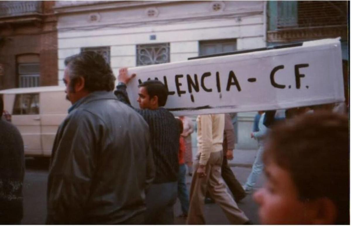 Aficionados del Levante, con el ataud del Valencia CF
