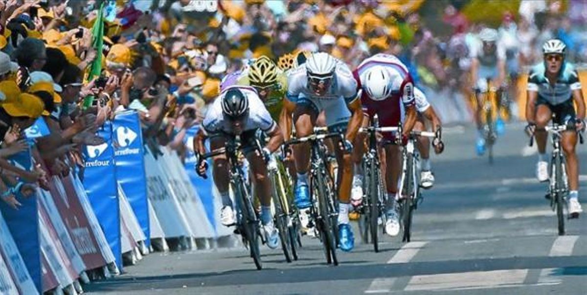 Cavendish (amb casc negre) i Kittel (al seu costat) esprinten perseguits per Sagan (de color verd) i Kristoff, ahir a la meta de Tours. Cavendish (amb casc negre) i Kittel (al seu costat) esprinten perseguits per Sagan (de color verd) i Kristoff, ahir a la meta de Tours.