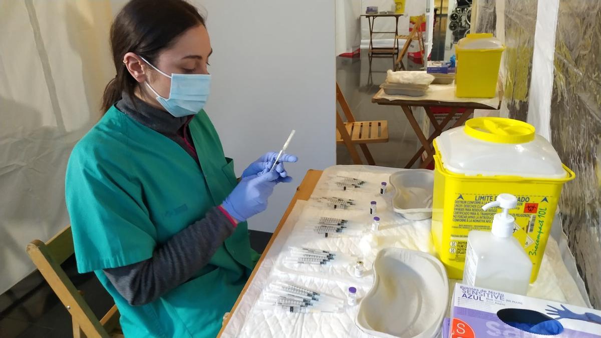 Una sanitaria prepara vacunas contra el COVID.