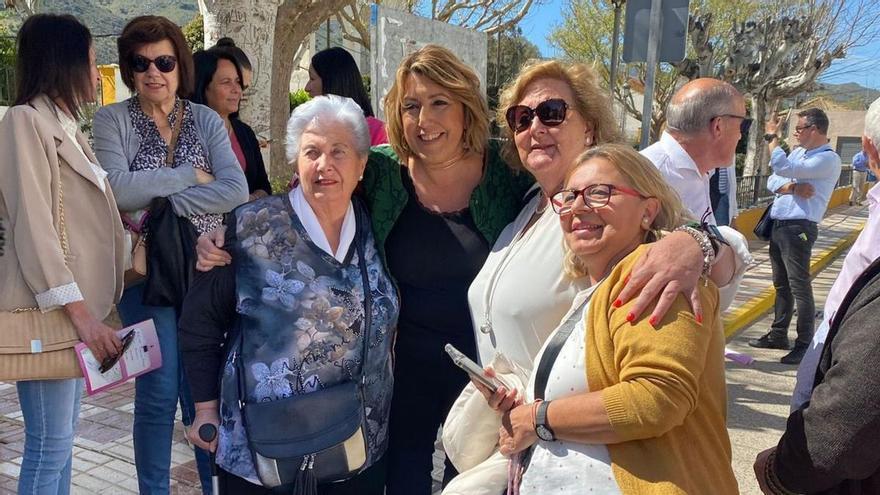 Susana Díaz, durante su visita al Día de la Tapa de la localidad malagueña de Almargen, en una imagen publicada en la cuenta para la difusión de su actividad pública habilitada en Twitter.