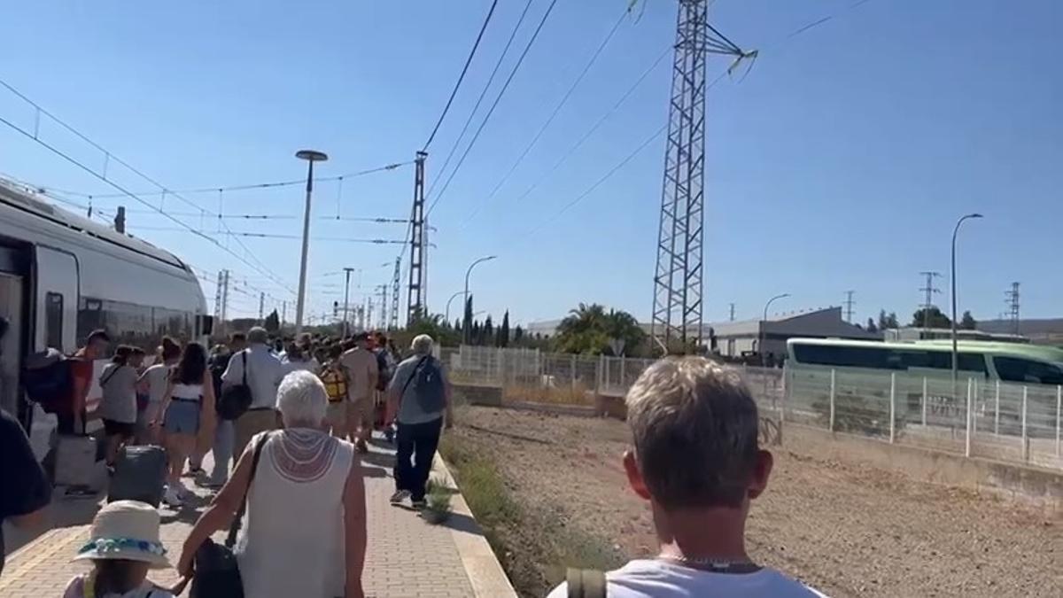 Viajeros bajan de uno de los trenes afectados para hacer un trasbordo de emergencia en Posadas.