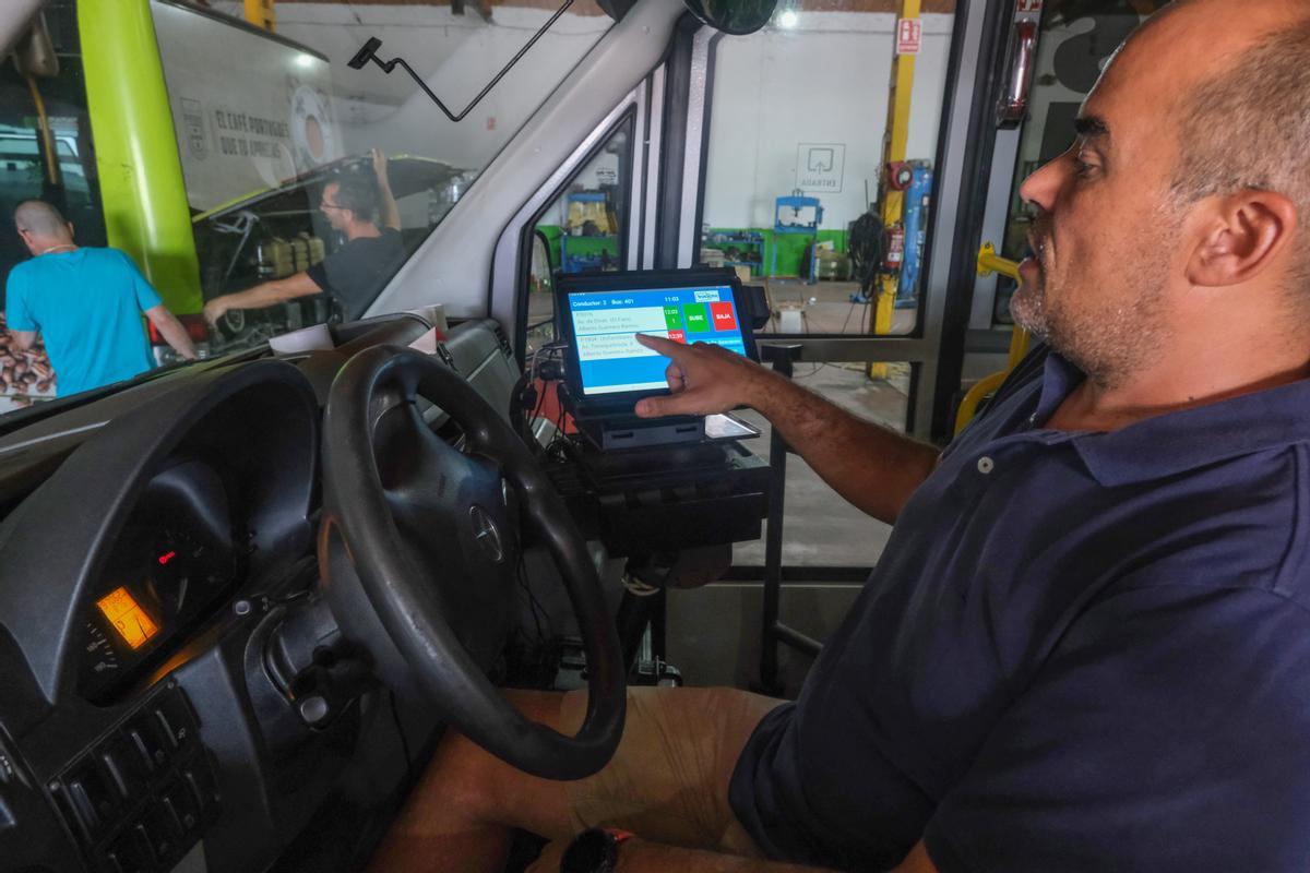 El chófer ve la ruta en una tablet.