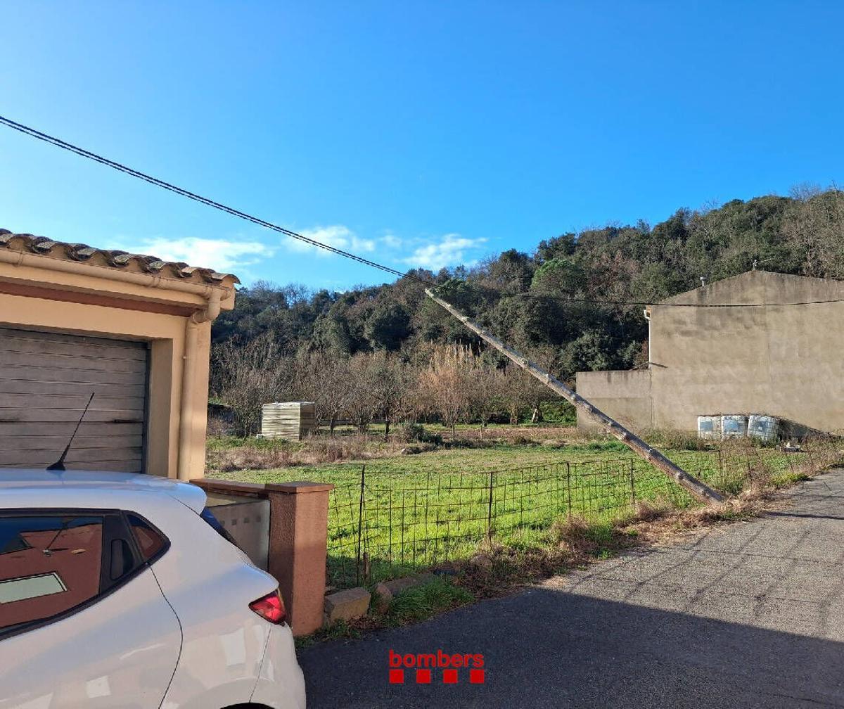 Bescanó Caiguda d'un pal de la llum pel vent