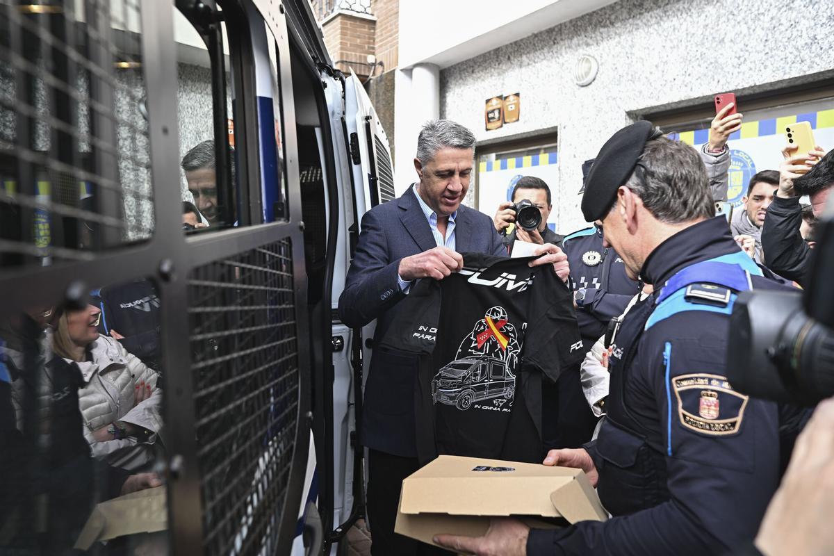 La alcaldesa de Alcobendas, Rocío García Alcántara, y el alcalde de Badalona, Xavier García Albiol, reciben un regalo de la Policía Municipal en Alcobendas.