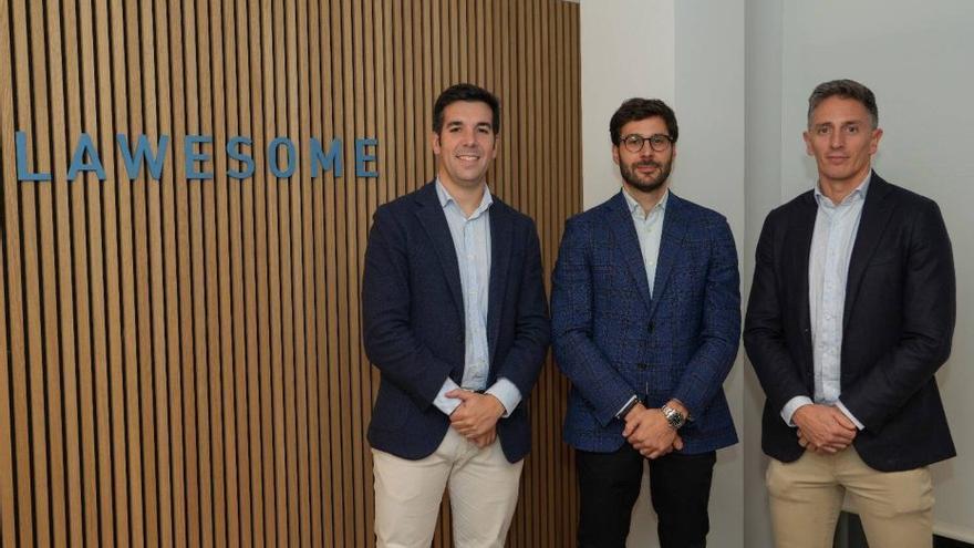 D'esquerra a dreta: Mikel Mendiola, Soci responsable M&A; Robert Burgell, Soci Girona; i Martín Eguia, Soci cofundador, a la nova oficina de Lawesome a Girona