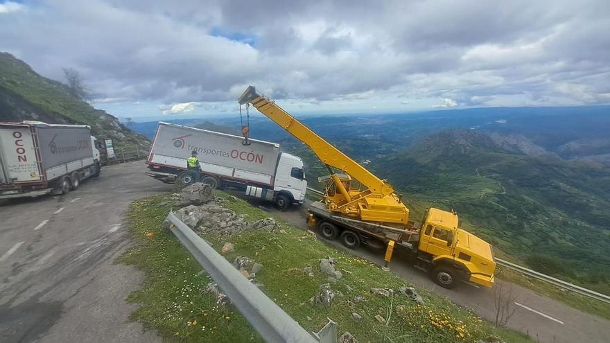 Una grúa de 24 toneladas, una polea y mucha pericia: el (milimétrico) rescate del camión de la Vuelta Ciclista que quedó suspendido en el aire al borde de un precipicio en el Angliru