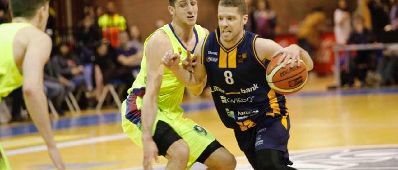 Roope Ahonen, con el balón, defendido por Bolmaro en Pumarín.