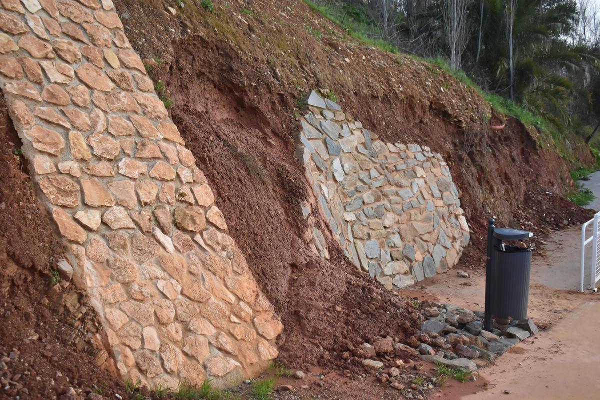 Galería | Parte de un terraplén cae sobre la pasarela del parque del Príncipe