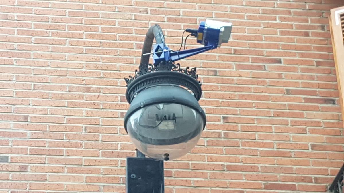 Detalle de la cámara de vídeo vigilancia instalada en la Rúa.